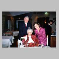 111-1276 September 2004 - Julianne Staudinger mit ihren Kindern Elsbeth und Karl im Schlosshotel Buehlerhoehe.JPG